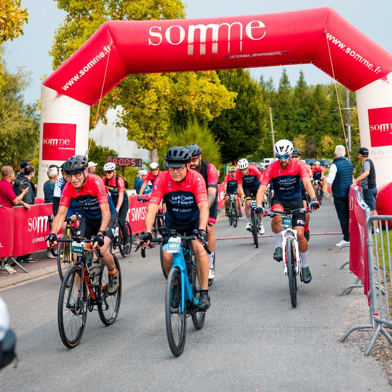 🤘 Gravel pluvieux, gravel heureux ? 

La seconde Ronde Picarde - Henri Sannier est lancée. 110 courageux ont bravé les champs, marécages et halages de la Somme 🍃

📸 @alanis_pic_ 
 
𝐈𝐧𝐟𝐨𝐫𝐦𝐚𝐭𝐢𝐨𝐧𝐬 & 𝐢𝐧𝐬𝐜𝐫𝐢𝐩𝐭𝐢𝐨𝐧𝐬 ⤵️
✍️ https://cyclosportive-rondepicarde.fr

#CyclosportiveLaRondePicarde #LaRondePicarde #Picardie #somme #icicestlasomme #EaucourtSurSomme #nord #hautsdefrance #hdf #esprithautsdefrance #hautsdefrancetourisme #Gravel #route #HenriSannier #ekoi #ekoicycling #ekoiracing