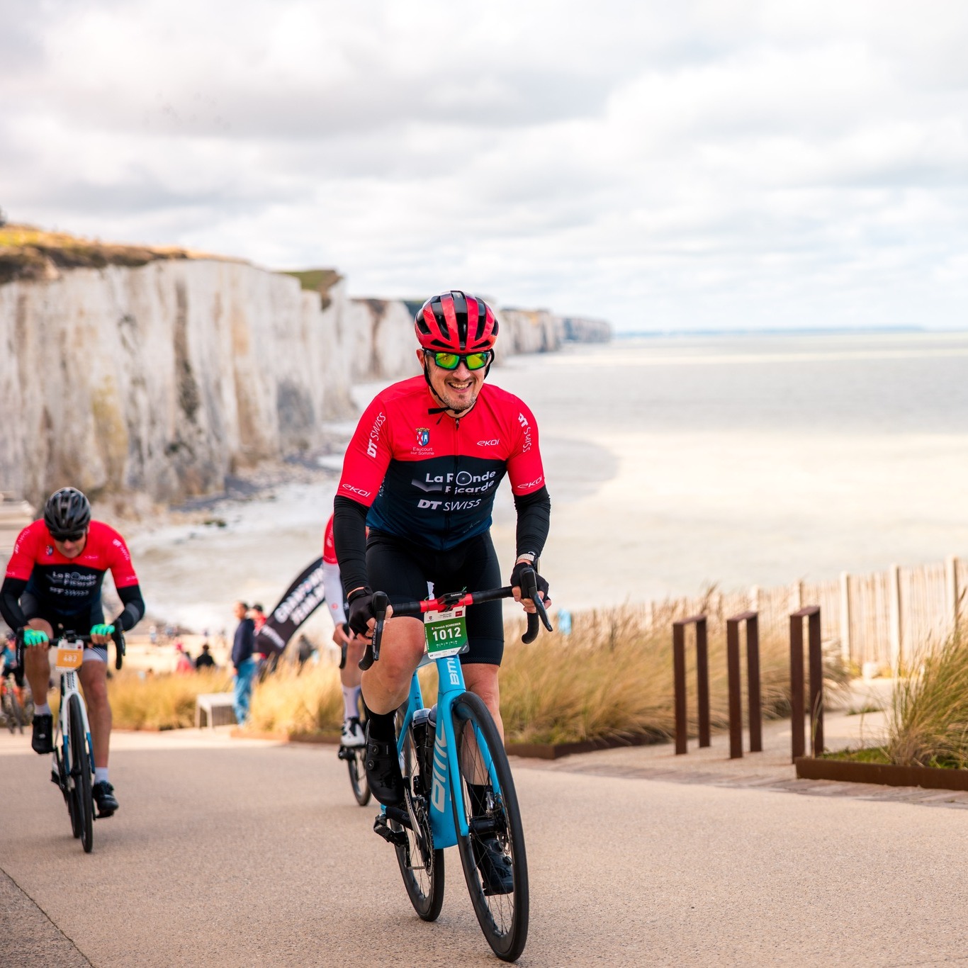 🏖️ Avant de chausser vos tongs, de sortir la crème solaire et de partir bronzer... ☀️

⏸️ Faites une petite pause de 2 minutes : *inscrivez-vous à la 3ᵉ édition de la Ronde Picarde !* 🚴

De notre côté, les commandes sont en cours, et on a remarqué un phénomène étrange... 🤔 Les fidèles de la Ronde prennent leur temps cette année ! On vous rassure, on vous attend toujours avec le sourire... mais pas éternellement ! 😅

🎽 Petit rappel important : seuls les 1 500 premiers inscrits repartiront avec le maillot officiel offert. Une fois le quota atteint... il n'y en aura plus !

Alors, avant de penser aux mojitos 🍹 et aux châteaux de sable 🏖️, pensez à réserver votre dossard !

👉 N'attendez plus... et rendez-vous sur les inscriptions !

Bel été à toutes et à tous, et on a hâte de vous retrouver sur les routes de la Somme ! 💙♥️

#CyclosportiveLaRondePicarde #LaRondePicarde #Picardie #Somme #IciCestLaSomme #HautsDeFrance #EspritHautsDeFrance #Gravel #Route #HenriSannier #Ekoi #EkoiCycling #EkoiRacing #running #courseapied #Run