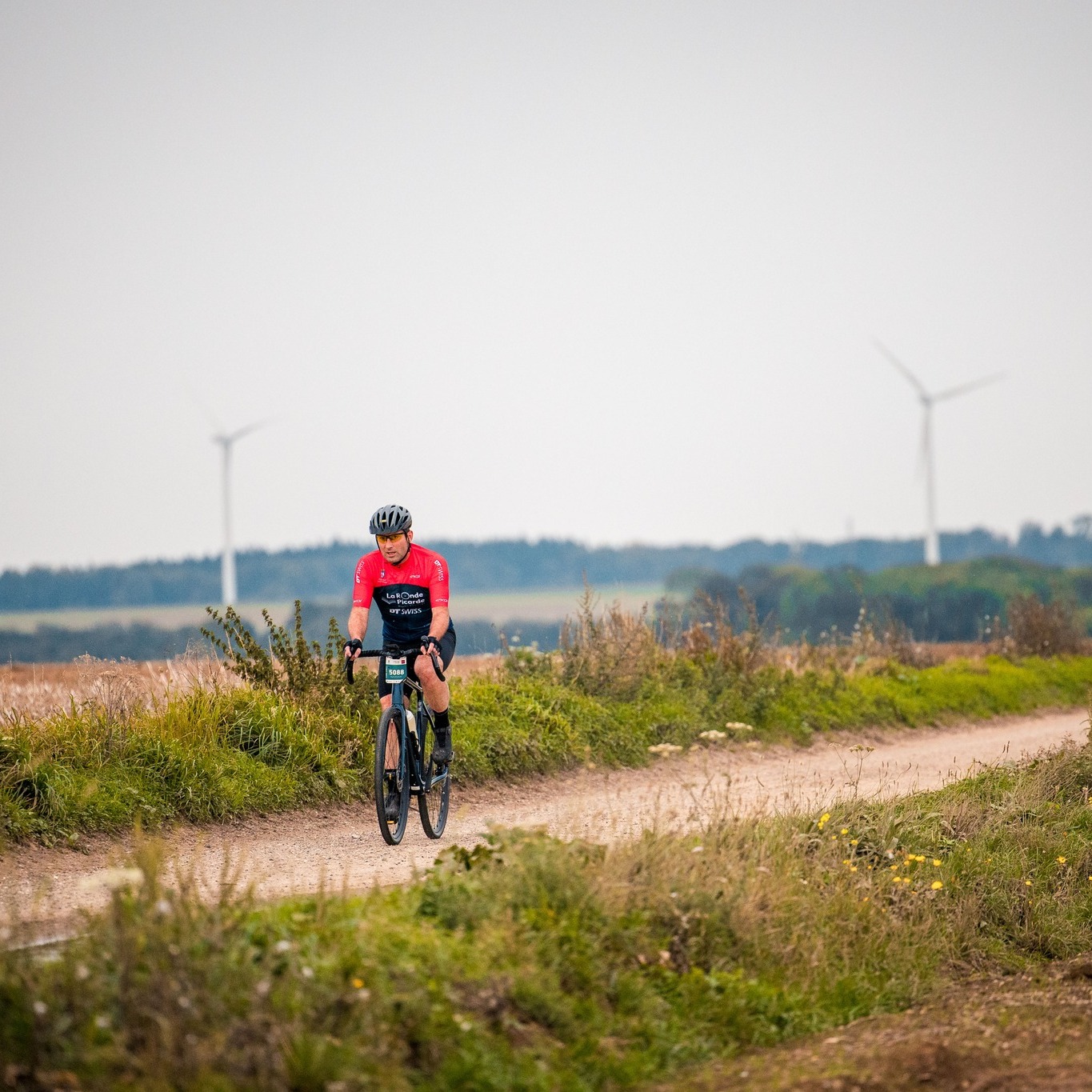 Le gravel, c’est quoi pour vous ? 🚲🌿

Nous, c’est parce qu’il nous fait découvrir la France sous ses plus belles coutures. 🇫🇷

Avec la Ronde Picarde Gravel, on vous propose une véritable immersion au cœur des paysages picards : chemins forestiers, voies vertes, petites routes agricoles, passages entre les éoliennes… et bien sûr, les magnifiques paysages le long de la Somme. 🌾🌳

Le gravel, c’est cette liberté de sortir des sentiers battus, de prendre le temps de regarder autour de soi et de découvrir des endroits que l’on n’aurait peut-être jamais traversés autrement.

Alors, dites-nous en commentaire : qu’est-ce que vous aimez, vous, dans le gravel ? 👇

#RondePicarde #Gravel #GravelFrance #Picardie #Somme #Cyclisme #GravelCycling #RideAndDiscover #Cyclotourisme