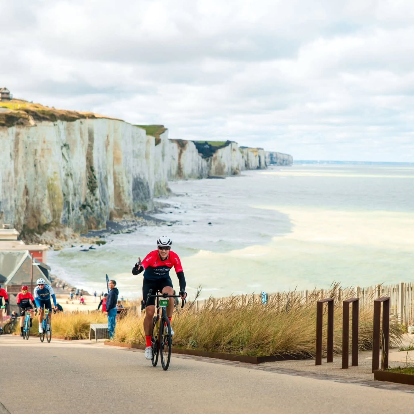 💚 Ronde Picarde 2025 : une édition mémorable ! ✅

Un immense bravo aux 1850 passionnés qui ont fait vibrer cette 2ᵉ édition 🎉
Entre côte maritime, campagne picarde et les rives du fleuve Somme 🌊🚴, vous avez offert un week-end riche en sport, convivialité et esprit de fête 🍟🥳

Merci à toutes et tous pour cette ambiance unique 💯

📸 @alanis_pic_

#CyclosportiveLaRondePicarde #LaRondePicarde #Picardie #Somme #IciCestLaSomme #HautsDeFrance #EspritHautsDeFrance #Gravel #Route #HenriSannier #Ekoi #EkoiCycling #EkoiRacing