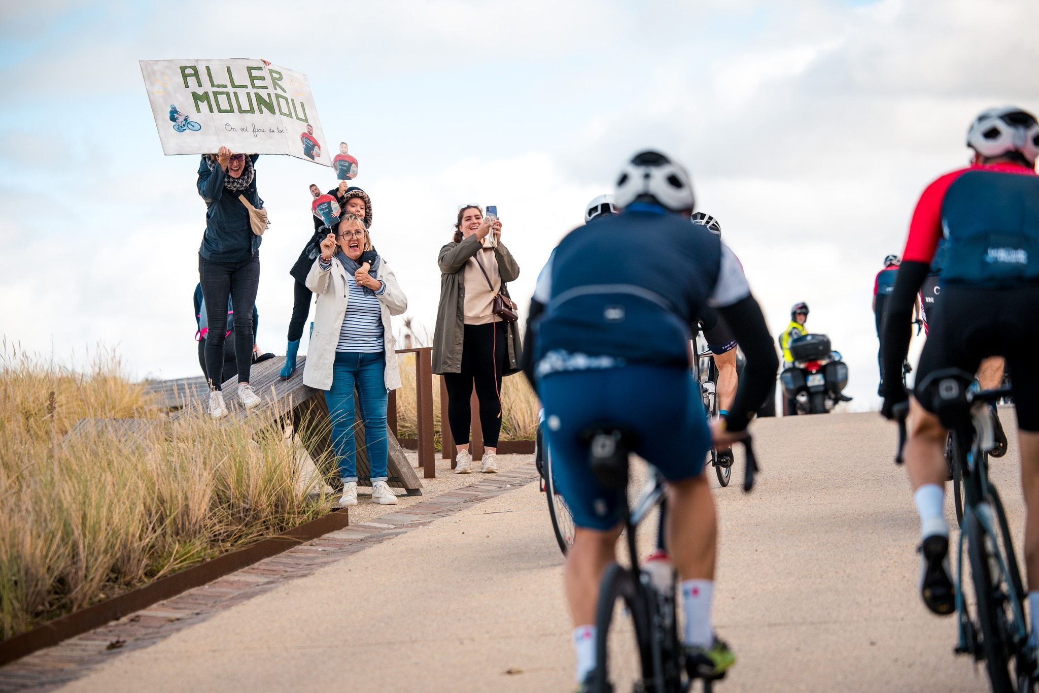 ❤️ La Ronde Picarde, c'est bien plus qu'une course… c'est une aventure qui se vit en famille !

Sur le bord des routes, les encouragements, les sourires et les pancartes faites avec le cœur donnent des ailes aux coureurs. 🚴👏

Parce qu'un défi est encore plus beau lorsqu'il est partagé, venez vivre cette journée avec vos proches, que ce soit sur le vélo ou derrière les barrières. Chaque encouragement compte, chaque sourire fait la différence.

📅 Rendez-vous sur La Ronde Picarde pour partager ensemble une journée de sport, de convivialité et de belles émotions.

📍 Informations & inscriptions ⤵️
✍️ https://cyclosportive-rondepicarde.fr

#CyclosportiveLaRondePicarde #LaRondePicarde #Picardie #Somme #IciCestLaSomme #HautsDeFrance #EspritHautsDeFrance #Gravel #Route #HenriSannier #Ekoi #EkoiCycling #EkoiRacing #Running #CourseAPied #Run