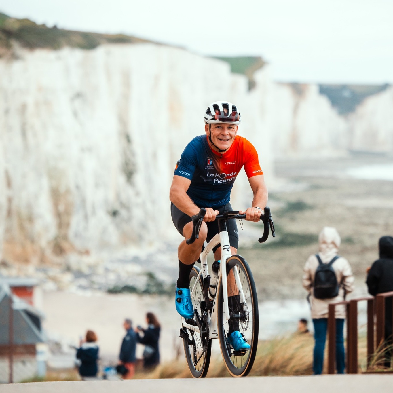 🚴‍♂️ La 3e édition de la Ronde Picarde est bouclée ! 🌊🌧️

Et quelle édition !
Vous étiez plus de 1 700 participants à prendre le départ et à braver le crachin picard pour aller à la découverte de nos routes, de nos chemins et de nos magnifiques paysages, entre terre et mer. 💪

Une météo capricieuse qui aura donné du fil à retordre à certains… notamment avec de nombreuses crevaisons tout au long du parcours. 🛞
Nous vous remercions sincèrement pour votre patience, votre compréhension et votre bonne humeur face à ces petits aléas qui font aussi partie de l’aventure.

🙏 Un immense merci à nos bénévoles, présents aux quatre coins du parcours, aux équipes de sécurité, aux partenaires, aux collectivités, aux prestataires et à toutes les personnes qui ont contribué, de près ou de loin, à faire vivre cette 3e édition.

Sans vous, la Ronde Picarde ne serait pas ce qu’elle est !

Et surtout… bravo à vous, les 1 700 participants ! 👏
Que vous soyez venus pour relever un défi, partager un moment entre amis, repousser vos limites ou simplement profiter du parcours, nous espérons que vous garderez le meilleur de cette journée : les kilomètres parcourus, les rencontres, l’ambiance et les paysages picards entre terre et mer. 🌾🌊

📸 Maintenant, place aux souvenirs !

Merci à toutes et à tous, et rendez-vous pour la prochaine édition ! 💙

📸@delobelphotography
#CyclosportiveLaRondePicarde #LaRondePicarde #Picardie #Somme #IciCestLaSomme