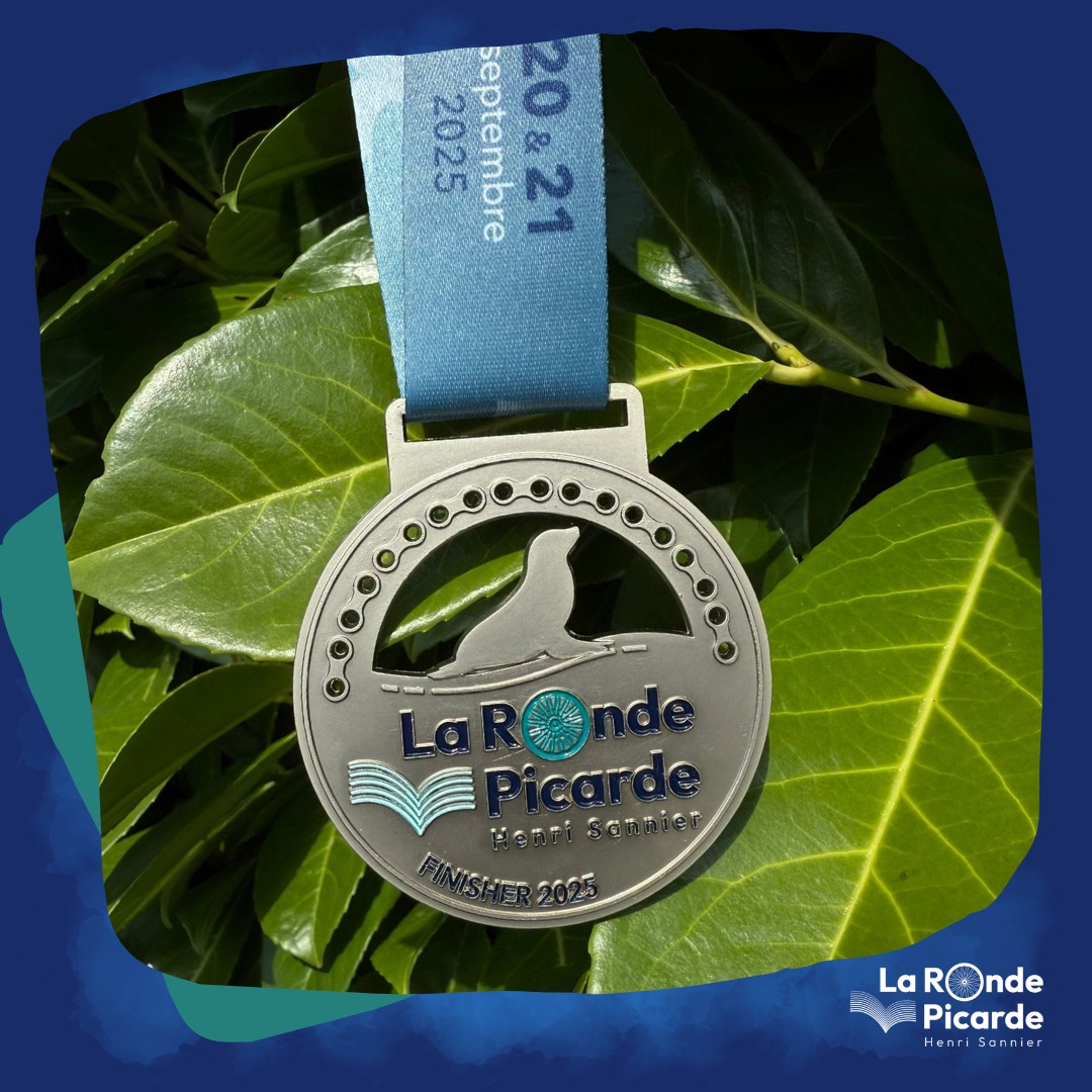 🎖 Les médailles de La Ronde Picarde sont arrivées… et elles n’attendent plus que vous !

Pourquoi un phoque ? 🦭
Parce qu’il est l’animal emblématique de la Baie de Somme 🌊.
Il incarne la richesse et la préservation de notre patrimoine naturel. La Baie abrite d’ailleurs la plus grande colonie de phoques de France, symbole d’un environnement exceptionnel.

En arborant le phoque, cette médaille rend hommage à la nature unique de la Picardie maritime et à l’esprit de découverte qui anime notre épreuve.
👉 Un souvenir fort, à l’image de votre effort.

𝐈𝐧𝐟𝐨𝐫𝐦𝐚𝐭𝐢𝐨𝐧𝐬 & 𝐢𝐧𝐬𝐜𝐫𝐢𝐩𝐭𝐢𝐨𝐧𝐬 ⤵️
✍️ https://cyclosportive-rondepicarde.fr

#CyclosportiveLaRondePicarde #LaRondePicarde #BaiedeSomme #PhoquesBaiedeSomme #Picardie #somme #icicestlasomme #EaucourtSurSomme #hautsdefrance #esprithautsdefrance #hautsdefrancetourisme #Gravel #Route #HenriSannier #ekoi #ekoicycling #ekoiracing